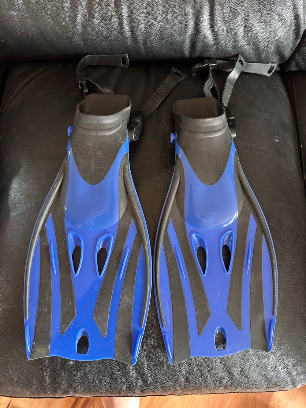 New Dolfino Youth Black Rubber Swim Fins with Blue Accent